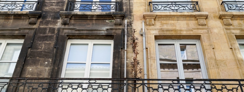ejemplo de limpieza de fachadas: una fachada sin limpiar, una fachada limpia