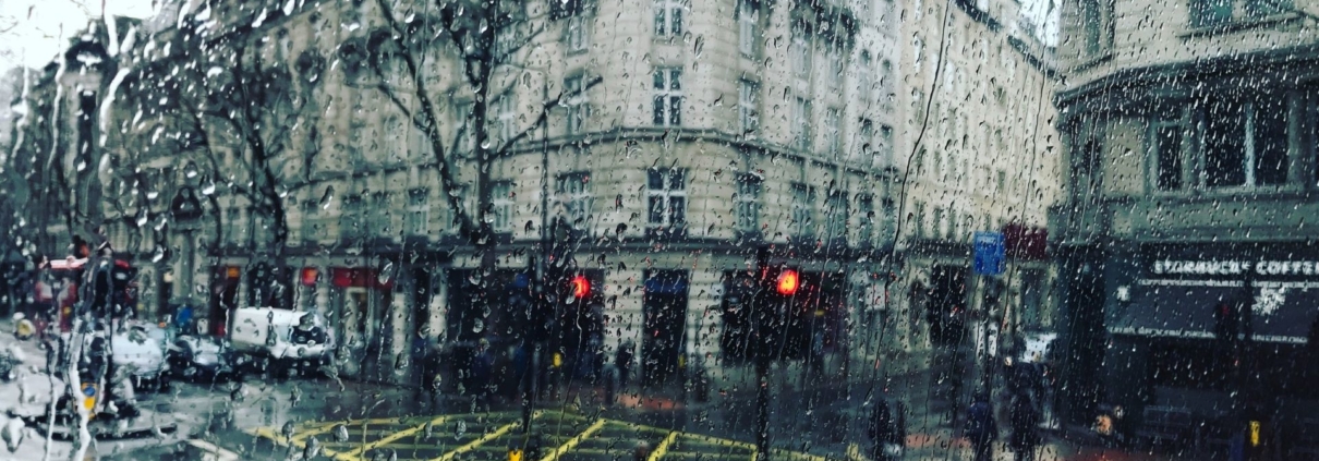 fachadas en valencia vistas bajo la lluvia